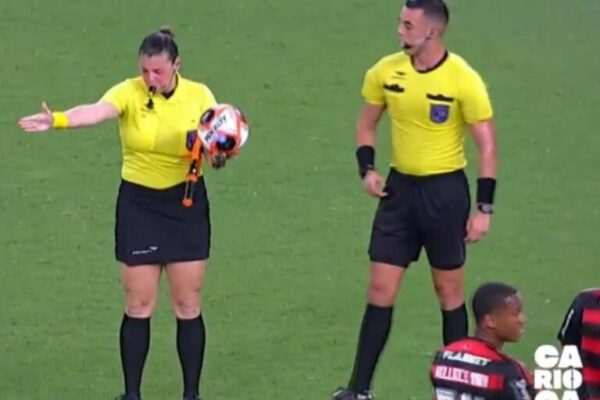 Vídeo: árbitra-assistente é homenageada em despedida dos gramados video:-arbitra-assistente-e-homenageada-em-despedida-dos-gramados