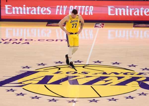 Vídeo: astro da NBA é alvo de críticas depois de ser identificado em fast food video:-astro-da-nba-e-alvo-de-criticas-apos-ser-flagrado-em-fast-food