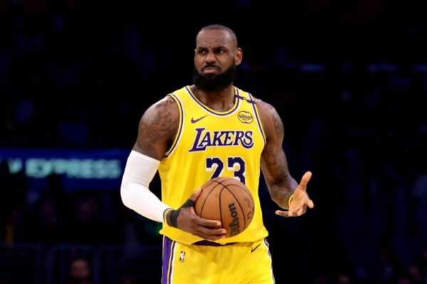 NBA: LeBron James bate boca com torcedor depois de derrota nos playoffs nba:-lebron-james-bate-boca-com-torcedor-apos-derrota-nos-playoffs