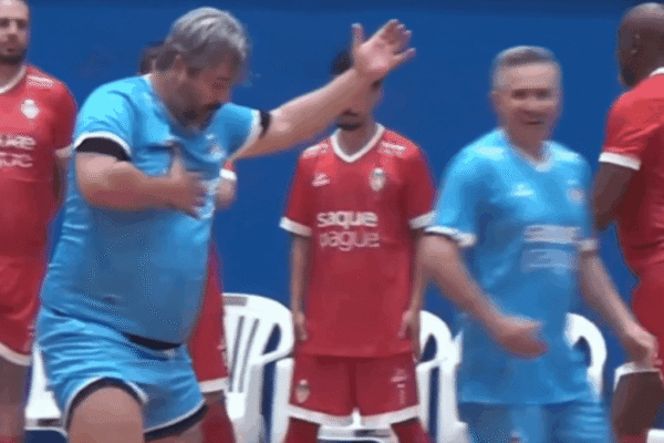 ex-gremio,-douglas-marca-gol-em-jogo-de-futsal-e-provoca-internacional